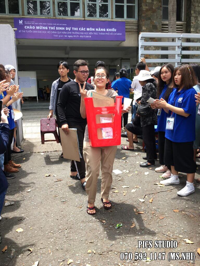 ĐÓN HỌC SINH THI ĐH KIẾN TRÚC 1