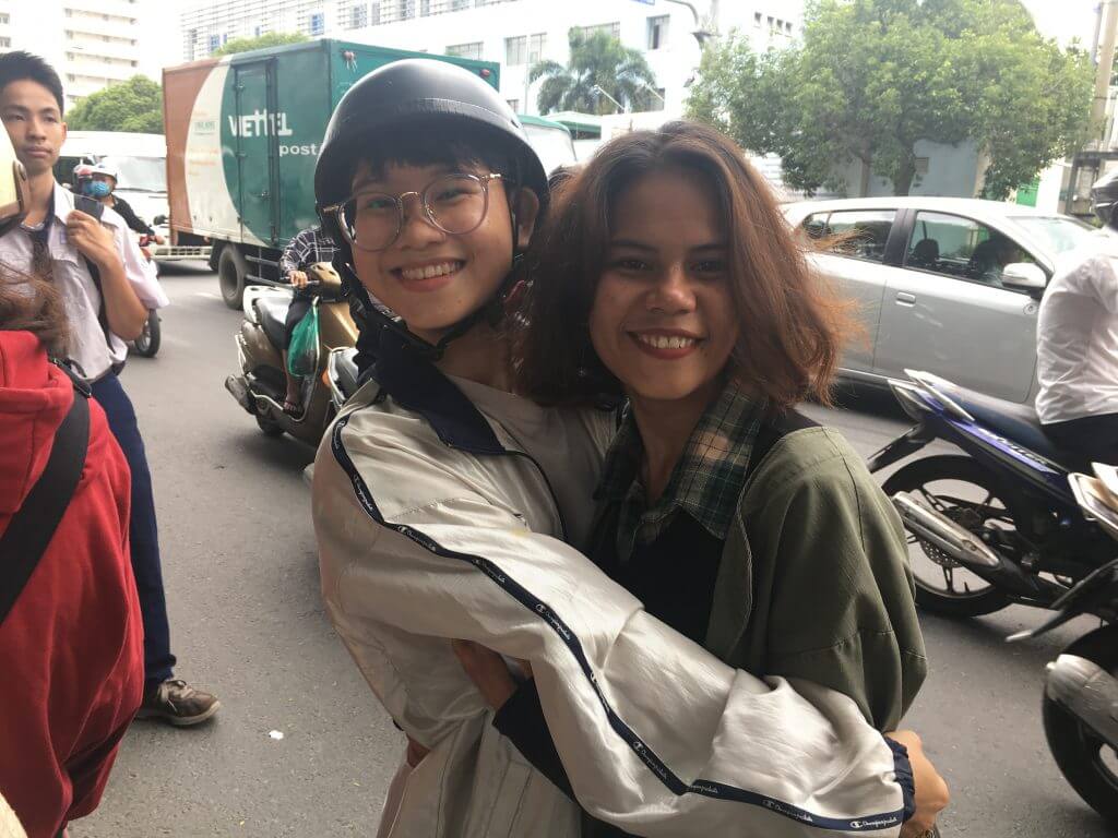 MỪNG QUÁ ÔM CÔ LUÔN