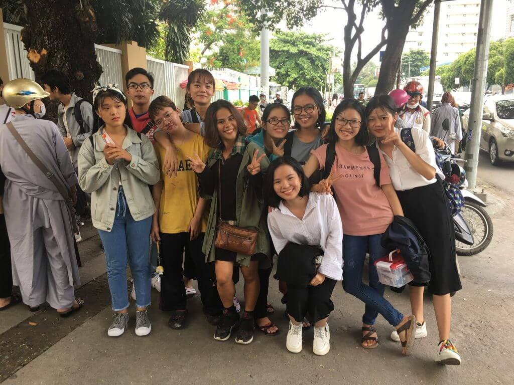 CHỤP HÌNH LƯU NIỆM TỪ NGOÀI CỔNG TRƯỜNG 1