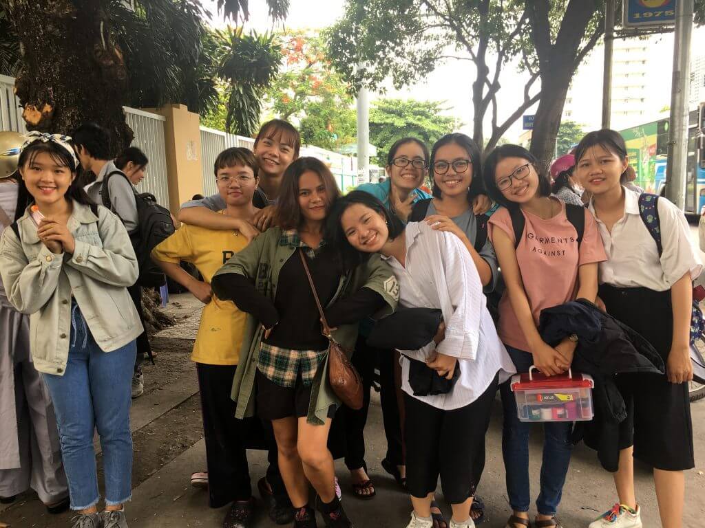 CHỤP HÌNH LƯU NIỆM TỪ NGOÀI CỔNG TRƯỜNG 2